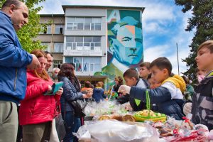Дворът на Второ СУ се превърна в арена на надеждата, доброто и протегнатата ръка