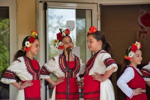 Дворът на Второ СУ се превърна в арена на надеждата, доброто и протегнатата ръка