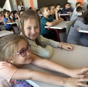 Писателка представи своя книга пред второкласници