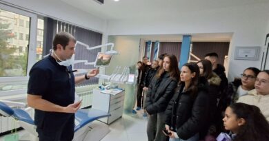 Младите химици от Второ СУ „Проф. Н. Маринов“ гостуваха на Дентален център „Недеви“
