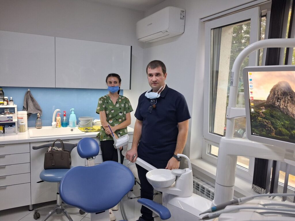 Младите химици от Второ СУ „Проф. Н. Маринов“ гостуваха на Дентален център „Недеви“